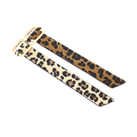 Lot de deux bracelets larges en cuir imprimé léopard, un marron et un beige avec boucle dorée.