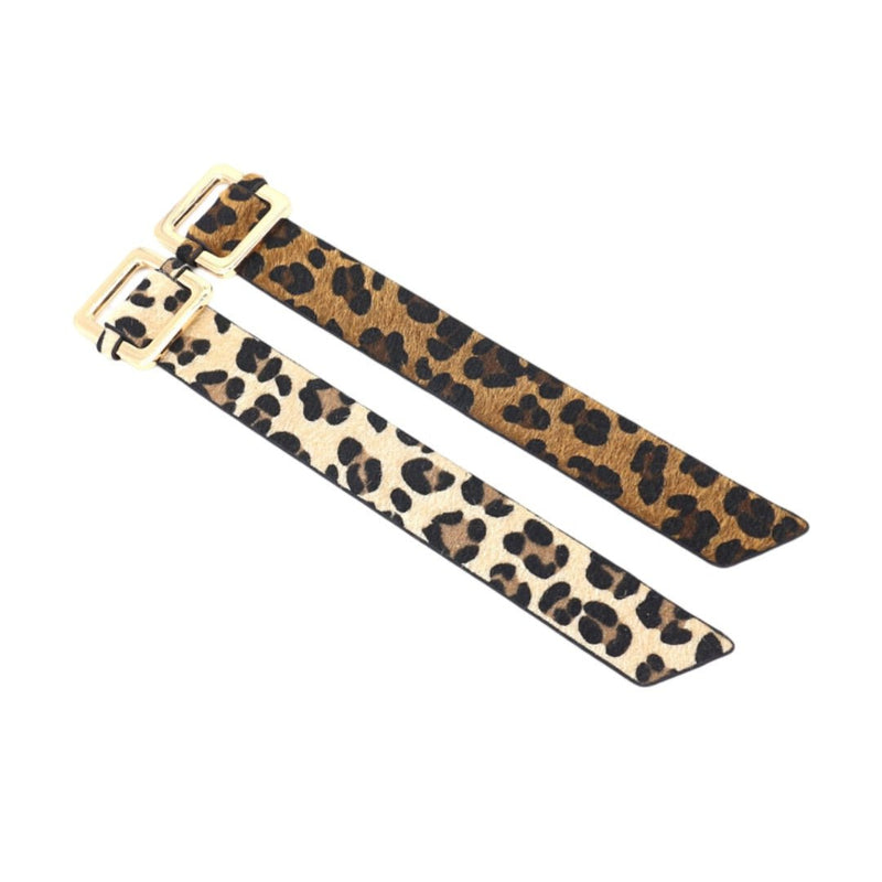 Lot de deux bracelets larges en cuir imprimé léopard, un marron et un beige avec boucle dorée.