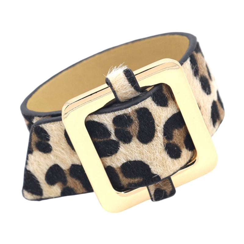 Bracelet large en cuir imprimé léopard beige et marron avec boucle carrée dorée.