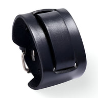 Bracelet large en cuir noir avec boucle ardillon en métal, style épuré pour homme.