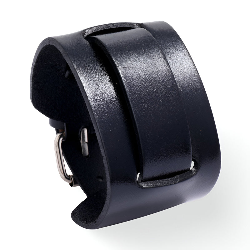 Bracelet large en cuir noir avec boucle ardillon en métal, style épuré pour homme.