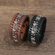 Bracelet large en cuir marron tressé avec têtes de mort métalliques argentées Bracelet large en cuir noir tressé avec têtes.