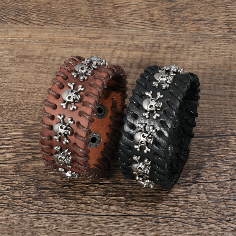 Bracelet large en cuir marron tressé avec têtes de mort métalliques argentées Bracelet large en cuir noir tressé avec têtes.