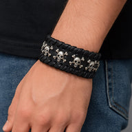 Bracelet large en cuir noir avec plusieurs têtes de mort argentées, style homme, modèle Tao.