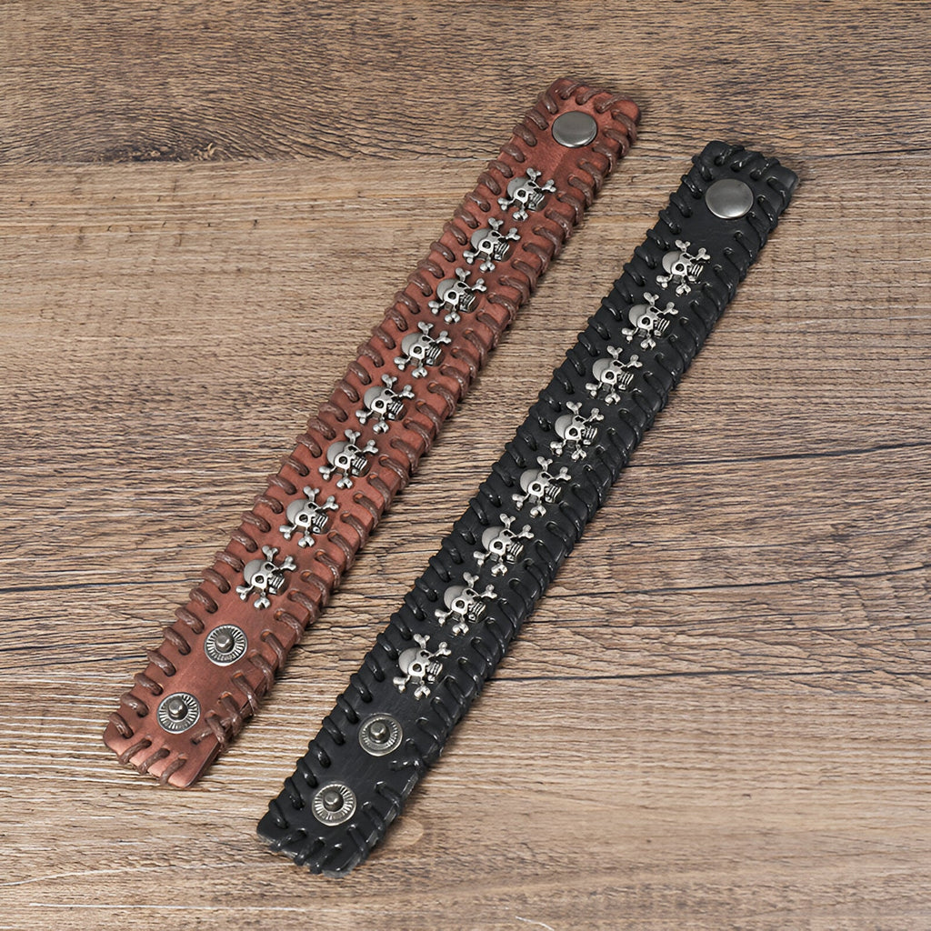 Bracelet large en cuir marron avec têtes de mort en métal et coutures apparentes Bracelet large en cuir noir avec têtes de.