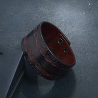 Bracelet large en cuir café avec motifs gravés et fermoir à pression noir style western pour homme.
