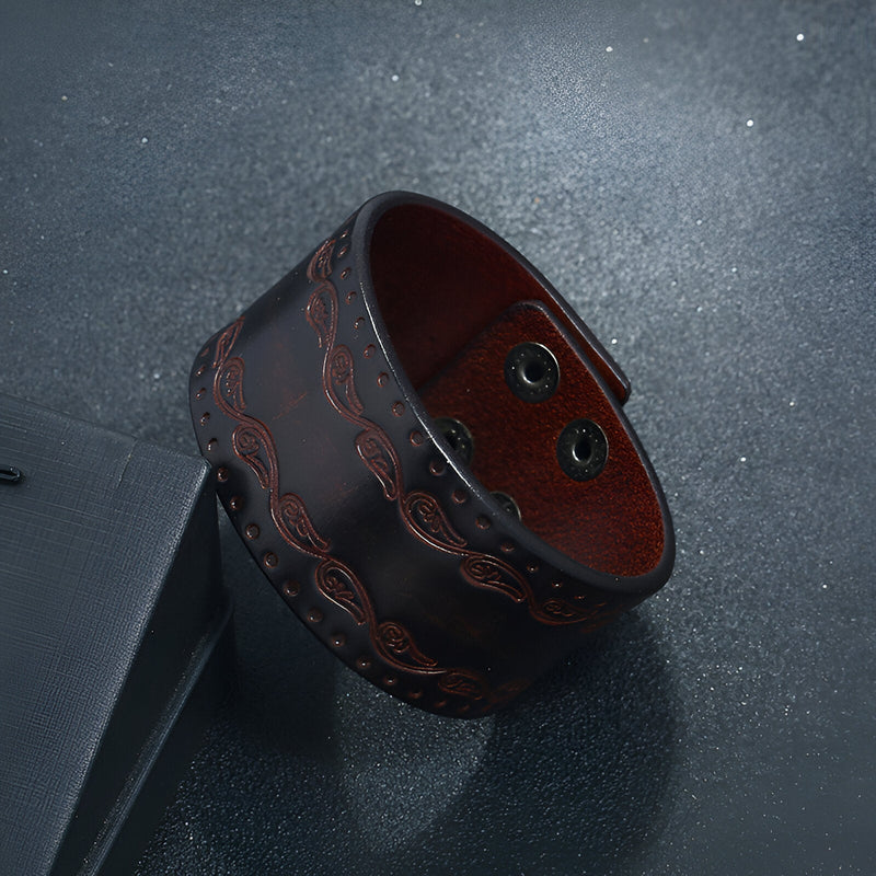 Bracelet large en cuir café avec motifs gravés et fermoir à pression noir style western pour homme.