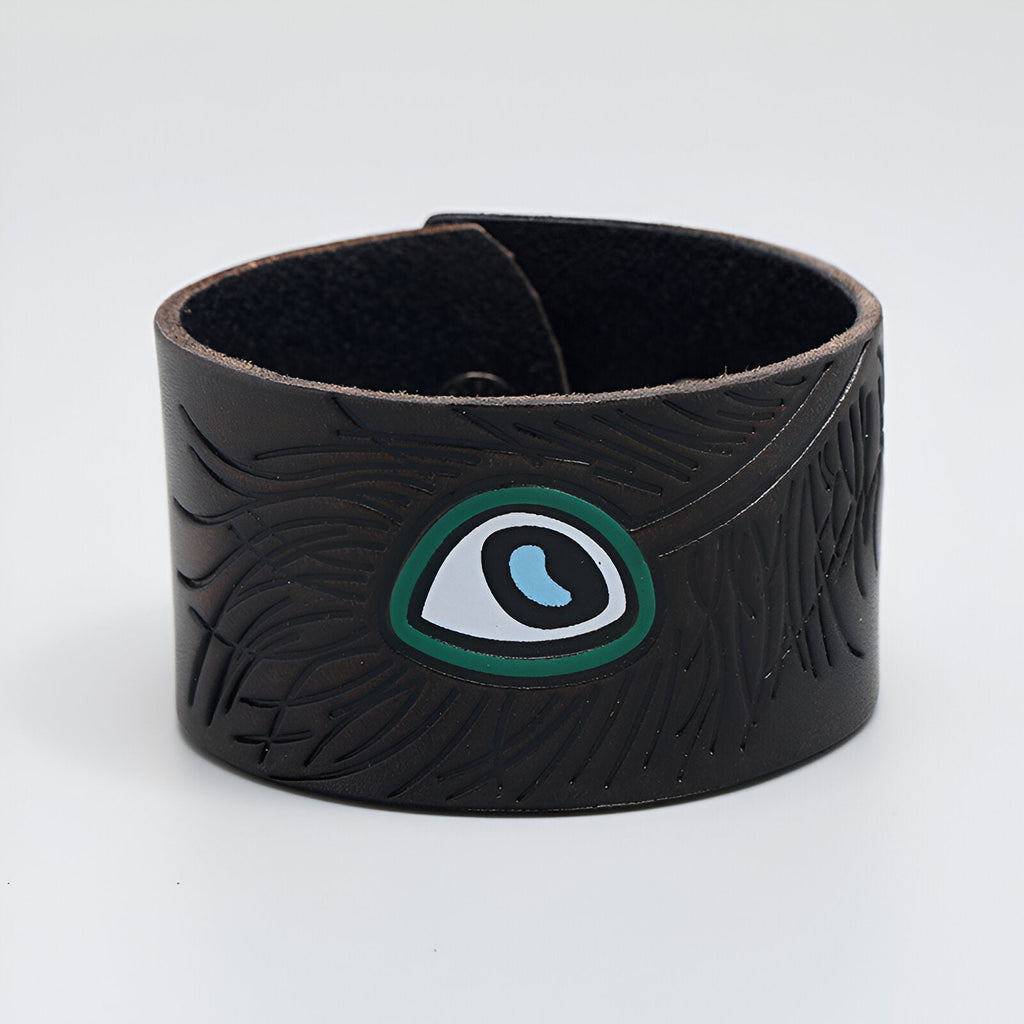Bracelet large en cuir marron avec motif œil floral vert et noir gravé.