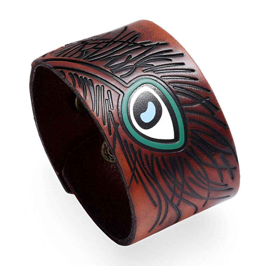 Bracelet large en cuir marron avec motif oeil floral stylisé gravé et peint en vert et blanc.