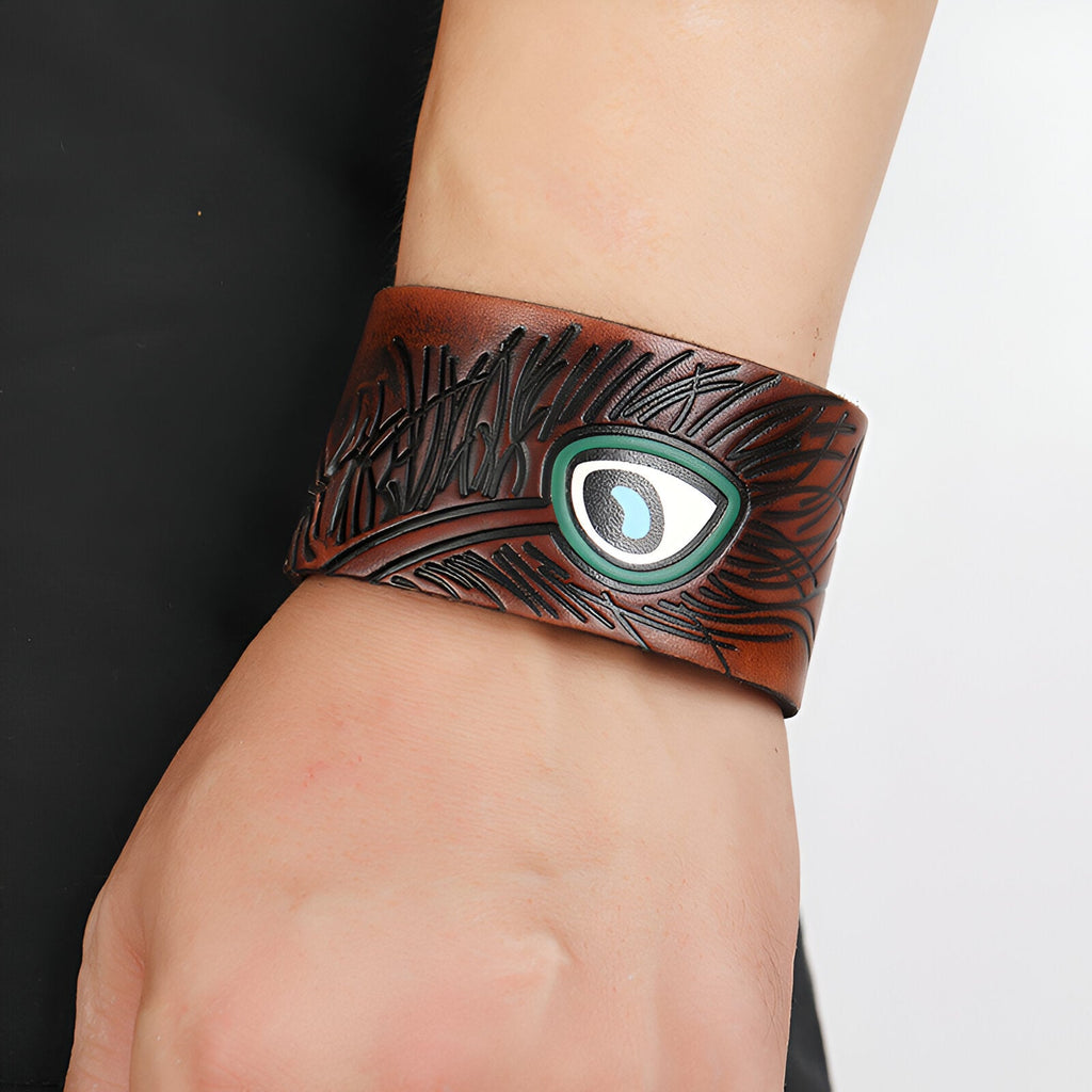 Bracelet large en cuir marron avec gravure effet bois et motif œil floral turquoise et blanc.