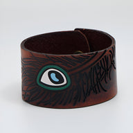 Bracelet large en cuir marron avec dessin d'œil floral vert et bleu, style mixte.