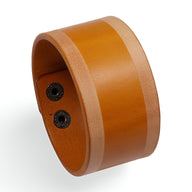 Bracelet large en cuir cognac avec bordures beige et fermeture à boutons-pression noirs.