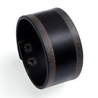 Bracelet large en cuir noir avec bords marron style rétro et fermoir à boutons-pression.