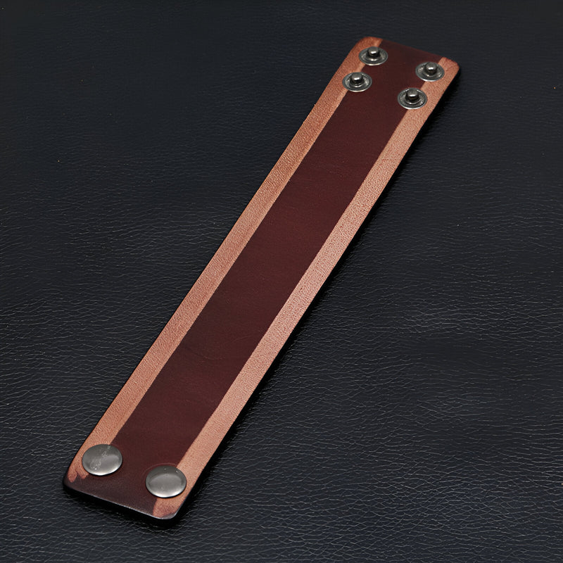 Bracelet large en cuir cognac et marron style rétro avec fermoirs métalliques argentés.