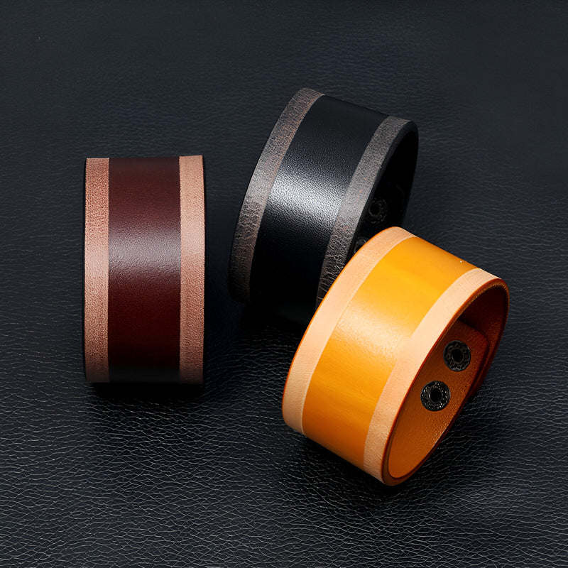 Bracelets larges en cuir rétro pour homme, modèles cognac, noir et marron avec fermoirs pression.