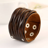 Bracelet large en cuir café texturé, design tressé avec boutons-pression métalliques, style masculin.