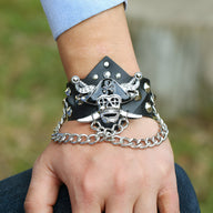 Bracelet large noir en microfibre avec tête de mort pirate et chaîne argentée pour homme.