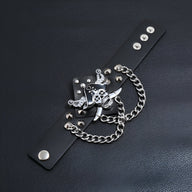 Bracelet large noir en microfibre avec tête de mort pirate argentée et chaînes décoratives en métal.