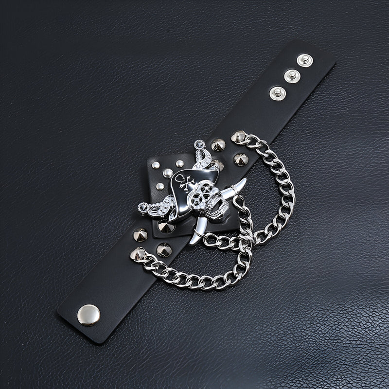 Bracelet large noir en microfibre avec tête de mort pirate argentée et chaînes décoratives en métal.