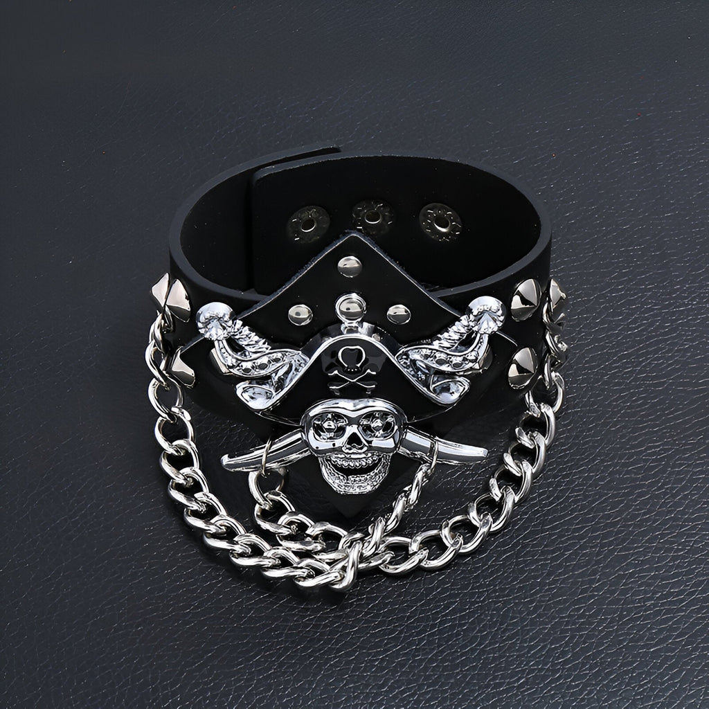 Bracelet large noir en microfibre avec tête de mort pirate et chaînes argentées pour homme.