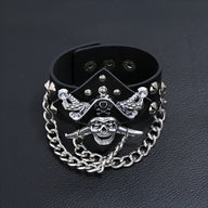 Bracelet large noir en microfibre avec tête de mort pirate et chaînes argentées pour homme.