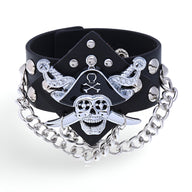 Bracelet large en microfibre noir avec tête de mort pirate argentée et chaîne décorative.