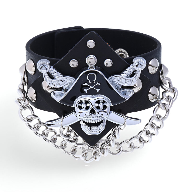 Bracelet large en microfibre noir avec tête de mort pirate argentée et chaîne décorative.