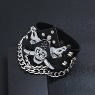 Bracelet large noir en microfibre avec tête de mort pirate argentée, clous et chaîne épaisse.