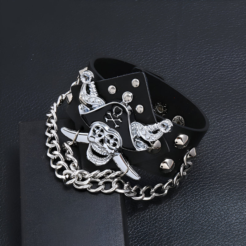 Bracelet large noir en microfibre avec tête de mort pirate argentée, clous et chaîne épaisse.