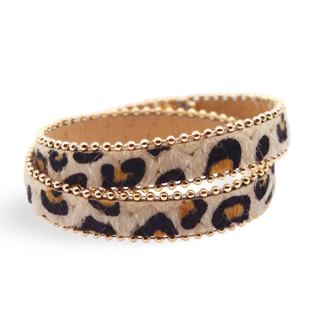 Bracelet double tour en microfibre marron à motif léopard avec bordure de perles dorées.