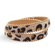 Bracelet double tour en microfibre marron à motif léopard avec bordure de perles dorées.
