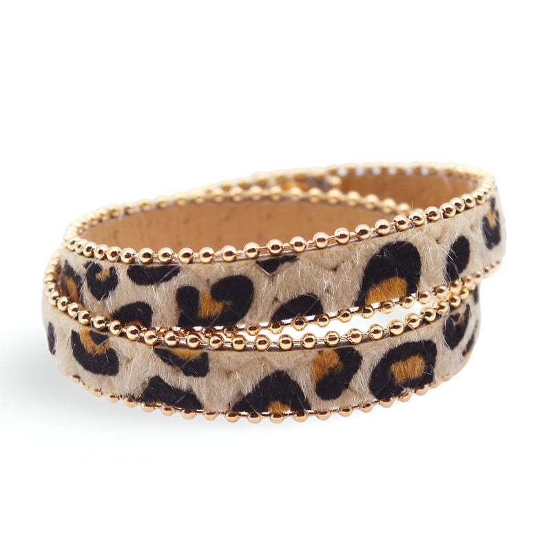 Bracelet double tour en microfibre marron à motif léopard avec bordure de perles dorées.