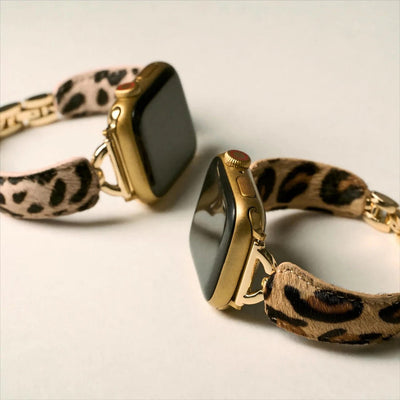 Bracelet léopard pour Apple Watch avec finitions dorées brillantes et texture effet poils doux.