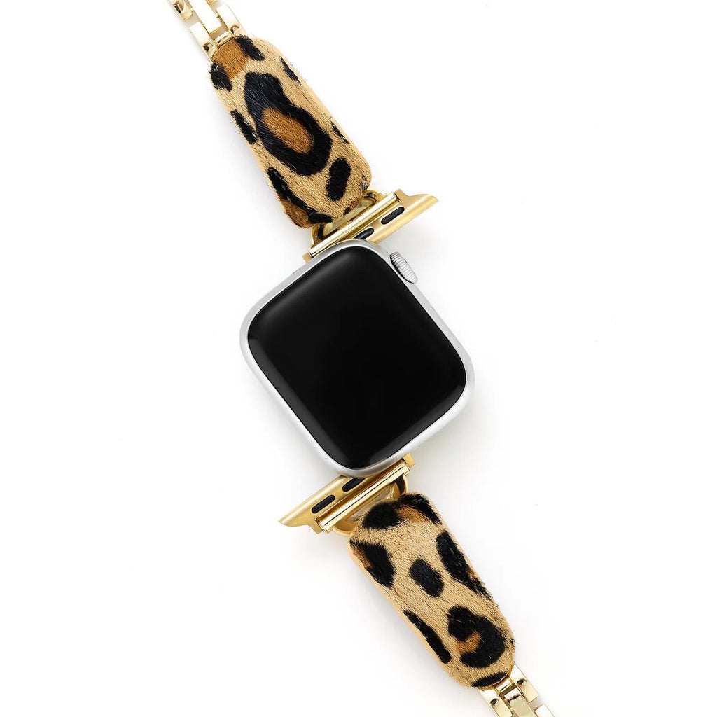 Bracelet Apple Watch motif léopard beige et noir avec finitions dorées brillantes et texture poils.
