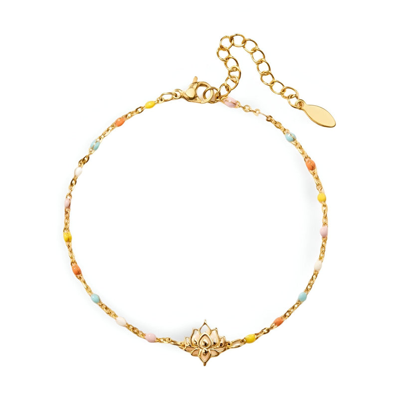 Bracelet fin en or avec fleur de lotus centrale et perles multicolores délicates.