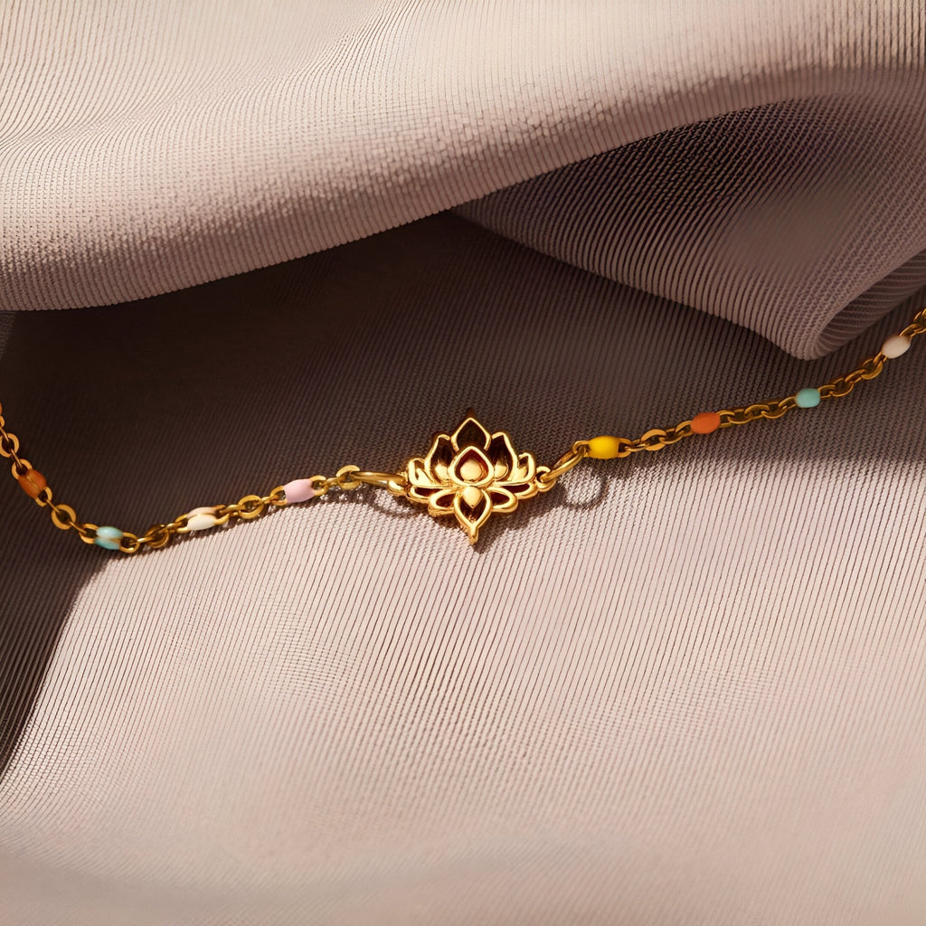 Bracelet fin en argent sterling avec pendentif fleur de lotus doré sur chaîne délicate.