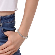 Bracelet magnétique Aslaug en titane argenté avec maillons fins porté au poignet féminin.