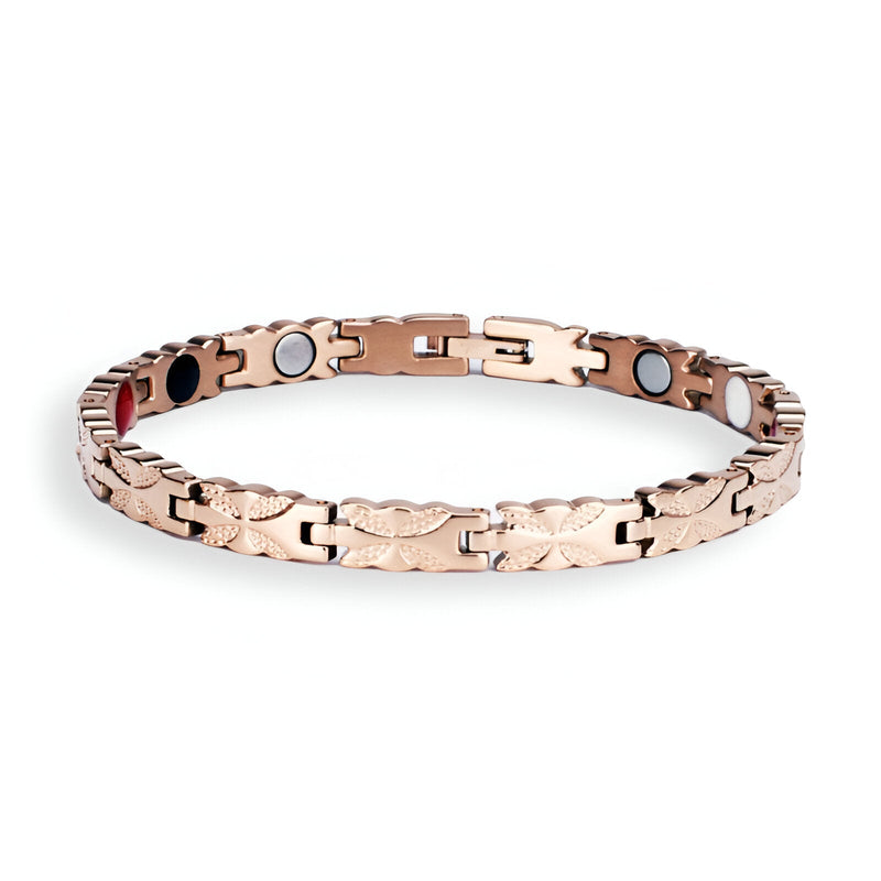 Bracelet magnétique en titane or rosé pour femme, design maillons texturés avec ions négatifs visibles.