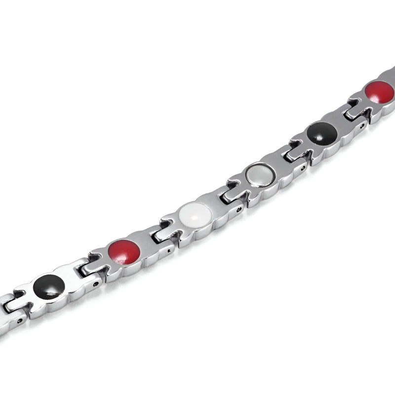 Bracelet en titane argenté avec pastilles noires, blanches et rouges, design magnétique élégant.