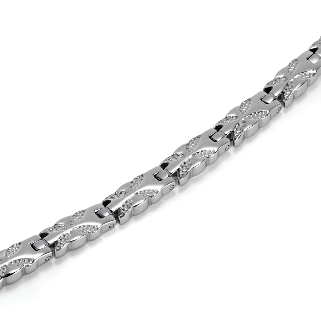 Bracelet magnétique en titane argenté avec maillons entrelacés et texturés pour femme.