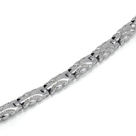 Bracelet magnétique en titane argenté avec maillons entrelacés et texturés pour femme.