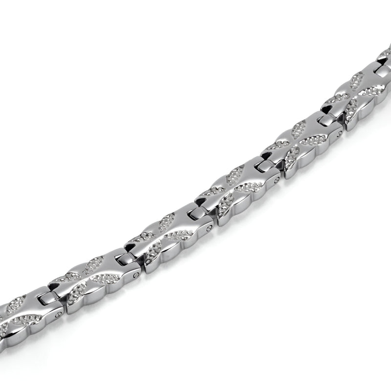 Bracelet magnétique en titane argenté avec maillons entrelacés et texturés pour femme.