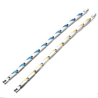 Bracelet magnétique en titane argenté avec détails bleus et bracelet argenté avec détails dorés pour homme.