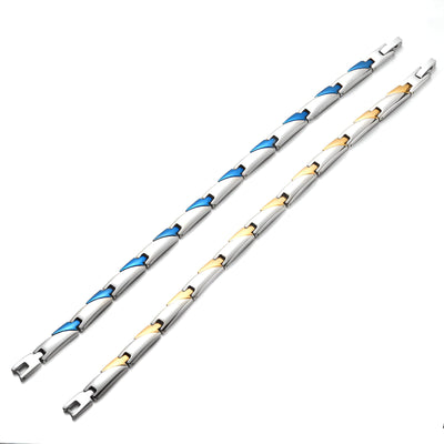 Bracelet magnétique en titane argenté avec détails bleus et bracelet argenté avec détails dorés pour homme.
