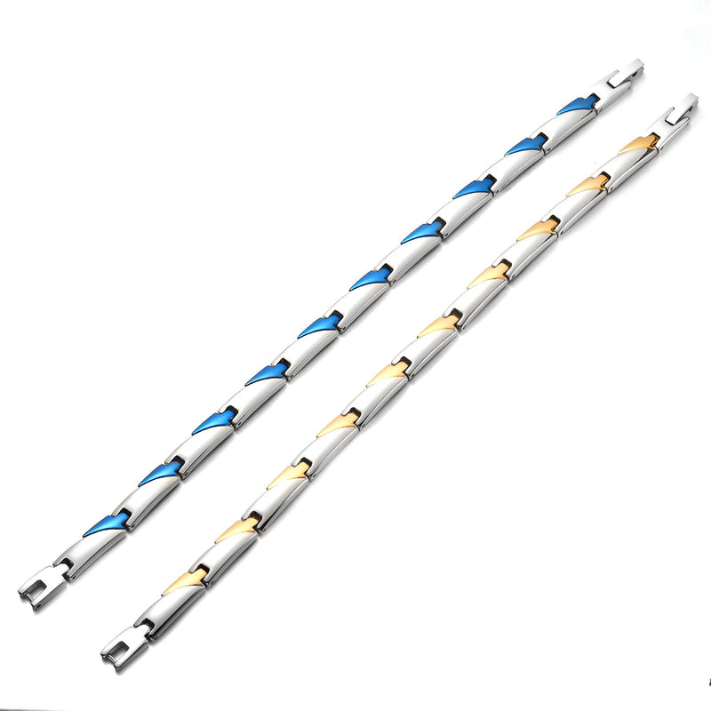 Bracelet magnétique en titane argenté avec détails bleus et bracelet argenté avec détails dorés pour homme.