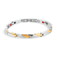 Bracelet magnétique pour homme en titane argenté avec détails dorés et éléments rouges intégrés.