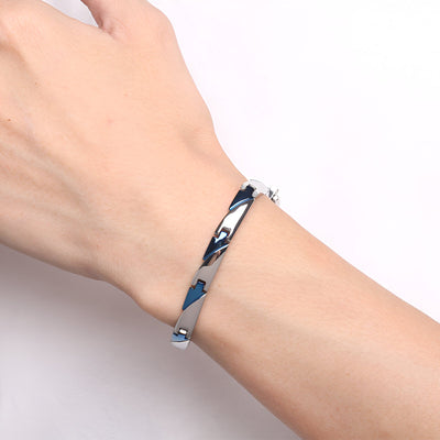 Bracelet homme en titane argenté et bleu avec finition polie, design épuré et moderne.