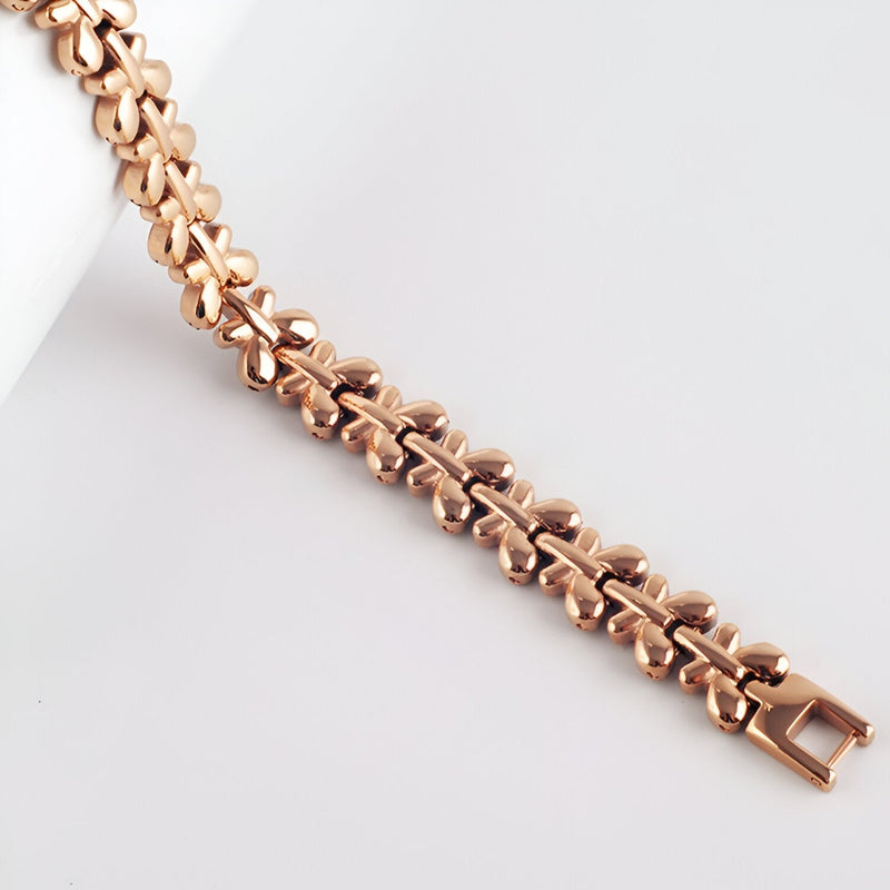 Bracelet magnétique Idunn en acier inoxydable or rosé avec maillons en forme de trèfle délicat.