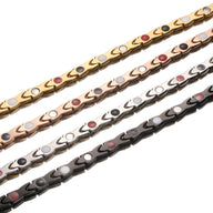 Bracelets magnétiques en titane pour femme, modèles Groa en or, or rosé, argent, argent et or, noir avec tourmalines colorées.