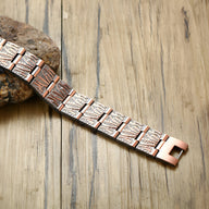 Bracelet magnétique en cuivre bronze pour homme avec motifs antiques gravés, style maillons larges.